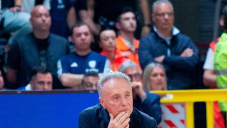 Piero Bucchi durante il quarto di finale tra Rimini e Brindisi foto morosetti