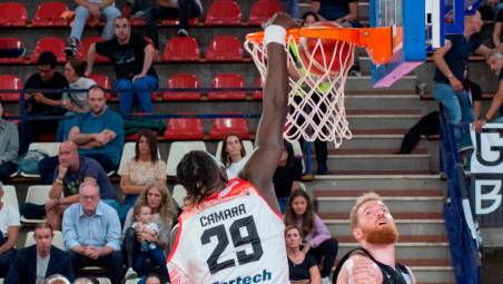 Uno schiaccione di Gora Camara nella partita d’andata