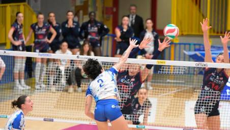 Un attacco vincente di Martina Bracchi contro il muro a due di Chieri