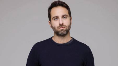 Matteo Caccia a Cesena: «Ho raggiunto la forma preferita: la narrazione pura. Mi siedo sulla sedia e ti racconto questa storia»