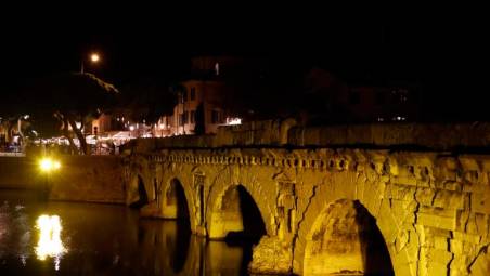 Il ponte di Tiberio di Rimini illuminato di giallo per il Tour de France