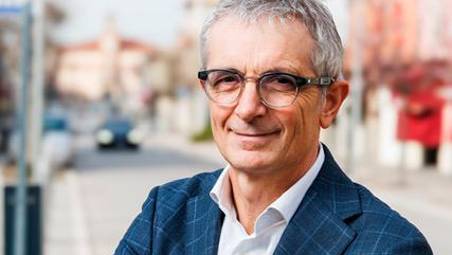 Il sindaco mentre separa alcuni protagonisti della rissa