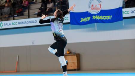 Il capitano Giada Benazzi in battuta