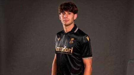 Cristian Shpendi con la nuova seconda maglia del Cesena (foto Cesena Fc)