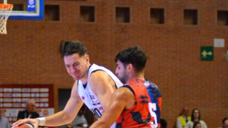 Il nuovo play biancorosso Saverio Bartoli e il regista titolare Davide Denegri, durante la semifinale di Supercoppa con Pesaro foto massimo fiorentini