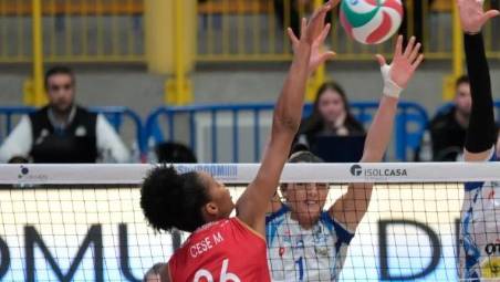 Serena Ortolani a muro sulla schiacciata di Ailama Cese Montalvo