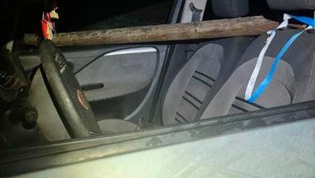 Savignano, ubriaco e con la patente sospesa demolisce in auto una staccionata, un palo sfonda il parabrezza