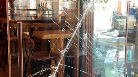 La vetrina spaccata dell’Emporio Gastronomico di Rimini nei pressi dell’Arco d’Augusto