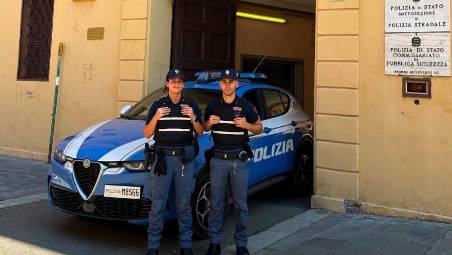 Imola, sdraiato sui binari della stazione per togliersi la vita: salvato dalla Polizia