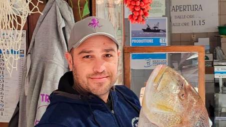 Marcello Soldano e Pasquale “Paco” D’Orsi ieri alla pescheria del Mercato coperto