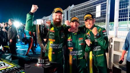 Drudi festeggia con i compagni