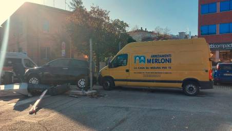 Cesena. Ruba un furgone e si schianta contro un’auto