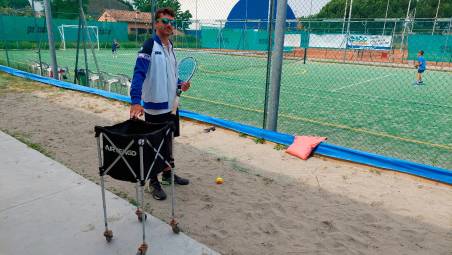 Giacomo Gordini, istruttore FIT del Russi Sporting Club, accanto al campo polivalente in erba sintetica