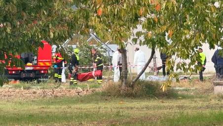 Le fasi di recupero del cadavere del 31enne albanese (foto Zanotti)