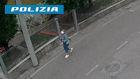 Ecco la truffatrice fermata dalla Polizia di Stato dopo l’esame delle telecamere di videosorveglianza