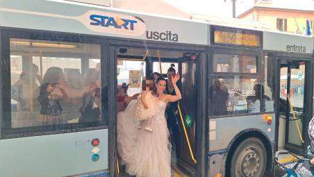 Forlì, al matrimonio in autobus: una passeggera speciale
