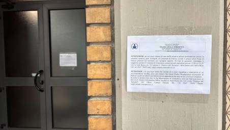 L’avviso della Polizia locale appeso davanti all’ingresso del falso residence