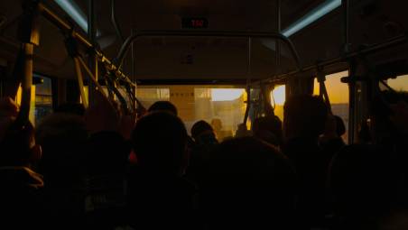 Rimini, “troppa gente sul bus, non riuscivamo a timbrare”: doppia multa da 77 euro