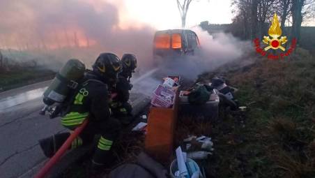 Bertinoro, furgone in fiamme e si incendia la vegetazione attorno alla strada: pronto intervento dei Vigili del Fuoco