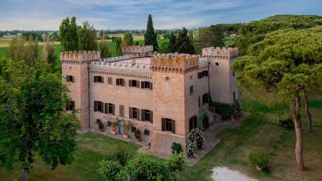 Castello Benelli e in basso la proprietaria Paola Pizzighini Benelli