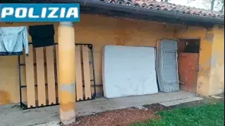 Forlì, espulsi 12 irregolari che alloggiavano in un casolare abbandonato