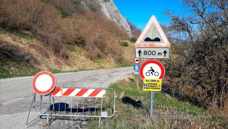 La strada chiusa per frana