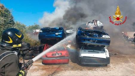Gambettola. Incendio in una ditta di demolizione, coinvolte alcune auto. Intervento tempestivo dei Vigili del fuoco