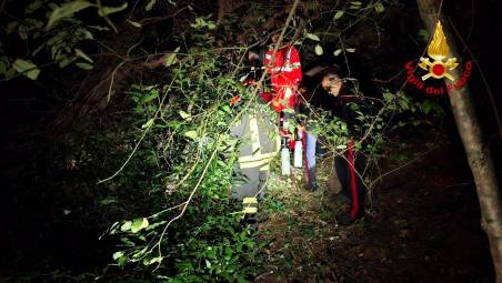 Alfero, soccorso nella notte dopo una rovinosa caduta in un dirupo: salvato e portato in ospedale in elicottero VIDEO