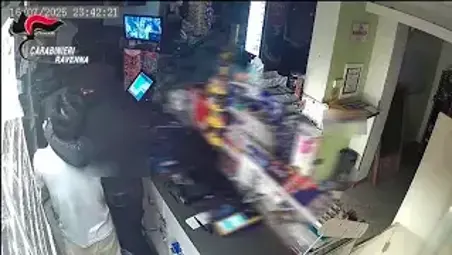Ravenna, violenta rapina al bar-tabaccheria, in tre finiscono in carcere: le immagini dell’aggressione al titolare VIDEO