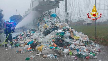 Cesena, oggetto rovente gettato nella spazzatura: incendio sul camion dei rifiuti