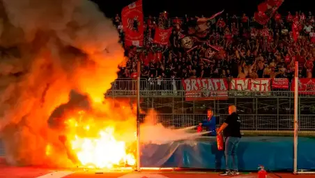 Il materassone del salto in alto andato a fuoco durante Rimini-Perugia del 23 settembre 2023
