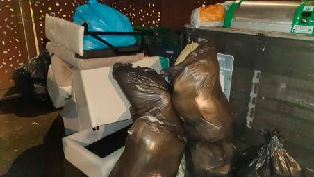 Rifiuti abbandonati fuori dai cassonetti
