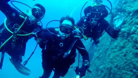 Ugo Coppola (al centro) durante un’immersione