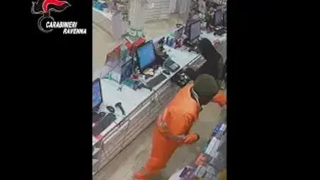 Ravenna, rapina a mano armata in sala scommesse e in farmacia: due arresti VIDEO