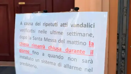 Il cartello affisso da Don Leo dopo l’ultimo atto vandalico
