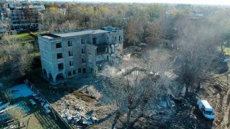 La demolizione in corso