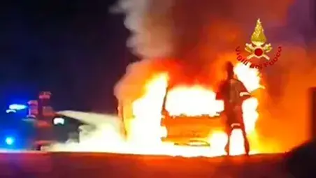 Cesena, pulmino a fuoco e vegetazione in fiamme: scongiurato l’incendio nel bosco VIDEO