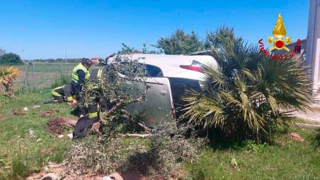 San Mauro Pascoli, incidente: l’auto finisce nel giardino di una casa, donna soccorsa dai Vigili del Fuoco