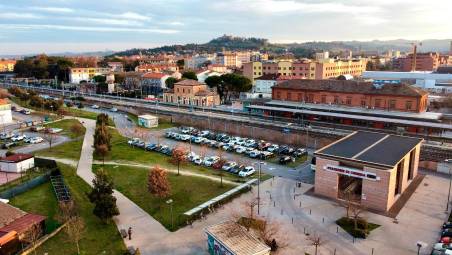 La zona dietro la stazione