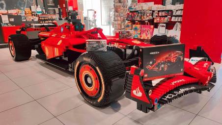 A Forlì una Ferrari con i Lego: 1.200 ore di lavoro e 562mila mattincini per realizzarla in scala 1:1