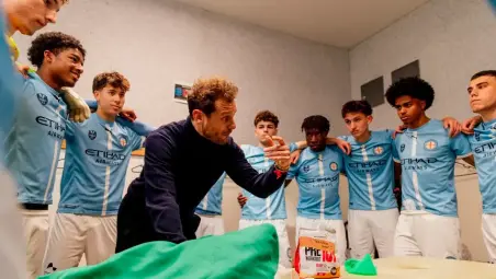 Alessandro Diamanti negli spogliatoi del Melbourne City Under 23 che ha portato al successo in campionato