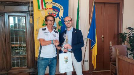 Cervia, il sindaco riceve l’uomo ferito per salvare due coppie da un’aggressione di gruppo