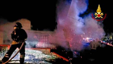Borghi incendio nella notte: distrutti un garage e una legnaia