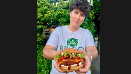 Federico Bordoni col suo hamburger plant based romagnolo