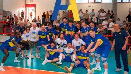La festa della Sab Group Rubicone a Bardolino dopo la vittoria che ha regalato la promozione in A3