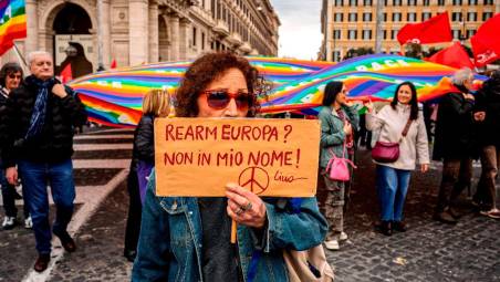Manifestanti contro il “Rearm Europe”