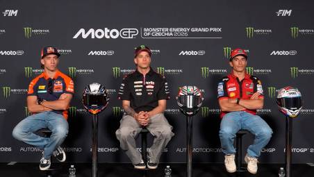 Marco Bezzecchi in conferenza stampa a Brno con Pedro Acosta e Marc Marquez, i rivali da battere in questo week-end