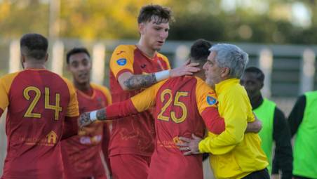 I giallorossi festeggiano col tecnico Massimo Gadda l’ultima vittoria contro il Carpi (Foto Massimo Fiorentini)