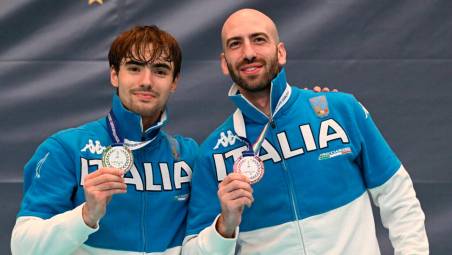 Matteo Galassi mostra con orgoglio la medaglia d’argento con il compagno Andrea Santarelli, medaglia di bronzo