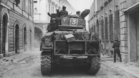 Un carro armato delle truppe degli Alleati in centro a Cesena nel 1944